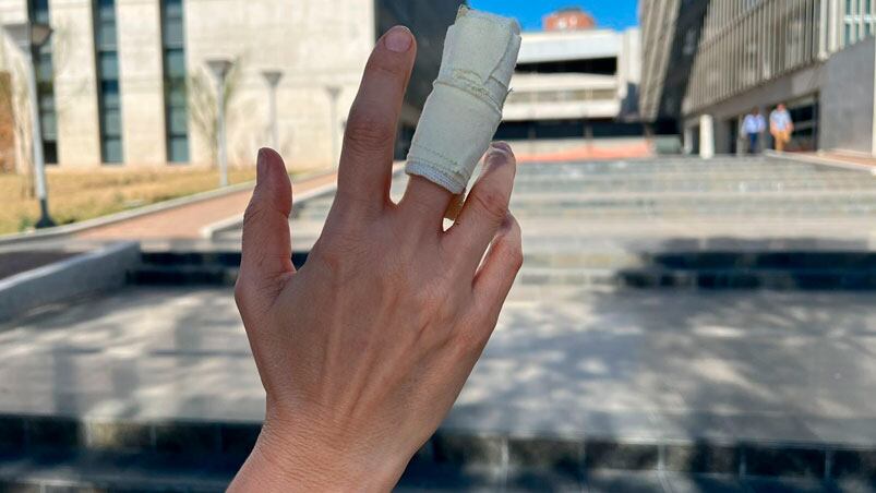 La docente sufrió la quebradura de un dedo. Foto: Mateo Lago / El Doce. 