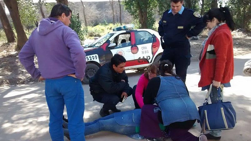 La docente terminó en el piso por el golpe que le dieron unos "motochorros".