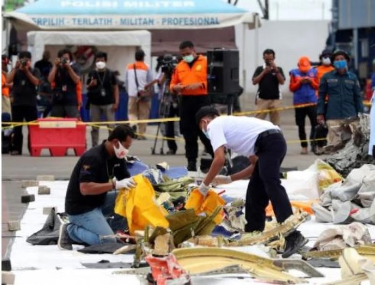 La dolorosa última foto de una madre y sus dos hijos antes de que un avión se estrellara en el mar