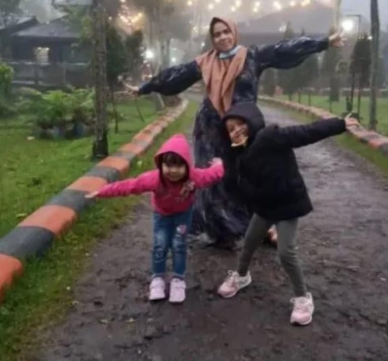 La dolorosa última foto de una madre y sus dos hijos antes de que un avión se estrellara en el mar