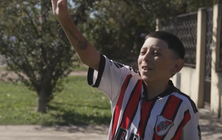 La dramática historia de Claudio, el joven que padece el mismo déficit hormonal de Messi y parece un niño