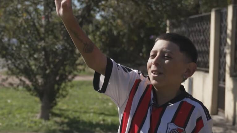 La dramática historia de Claudio, el joven que padece el mismo déficit hormonal de Messi y parece un niño