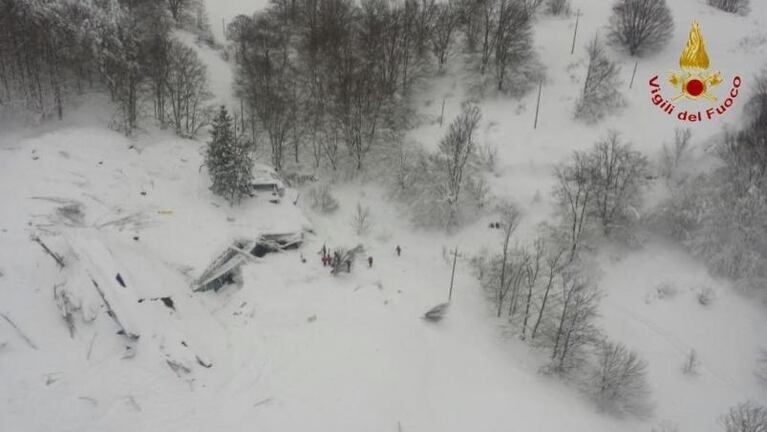 La dramática historia detrás del hotel sepultado bajo la nieve