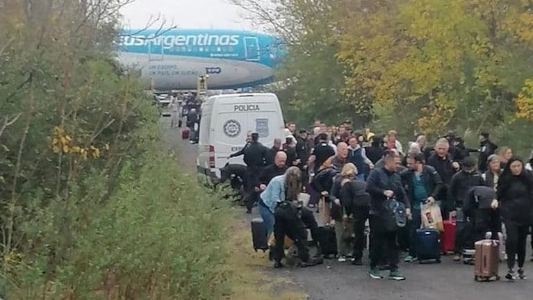 La drástica decisión de Aerolíneas Argentinas con la azafata de la amenaza de bomba