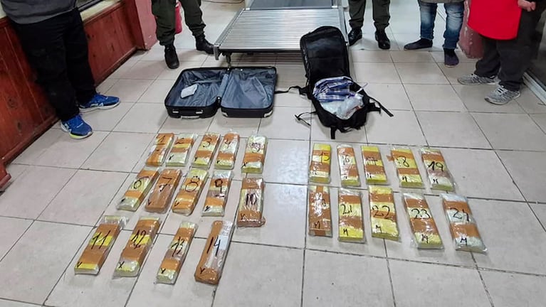 La droga era transportada dentro de dos valijas.
