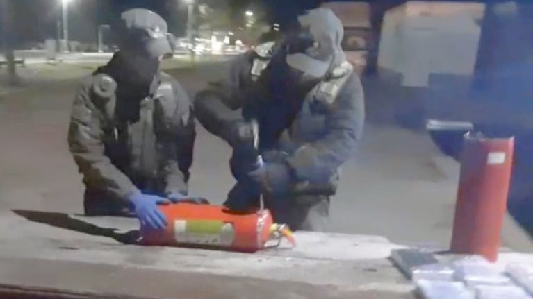 La droga estaba camuflada en matafuegos.