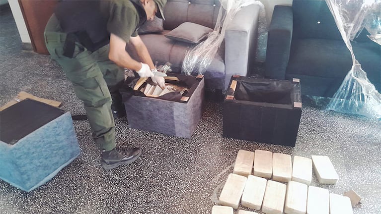 La droga estaba camuflada en sillones.