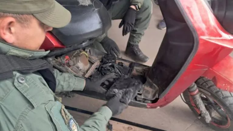 La droga estaba oculta en el chasis de la moto.