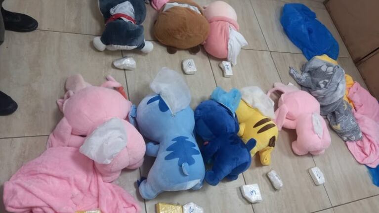 La droga fue hallada en peluches que trasladaba una mujer en un colectivo.