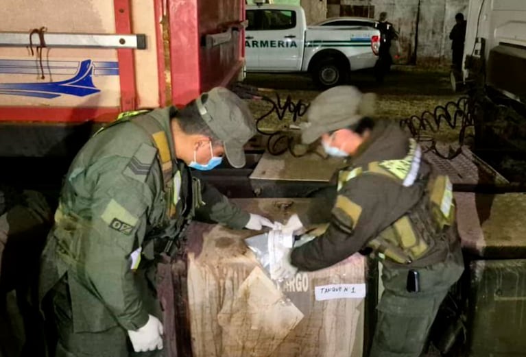 La droga fue hallada en tanques que transportaba un camión.