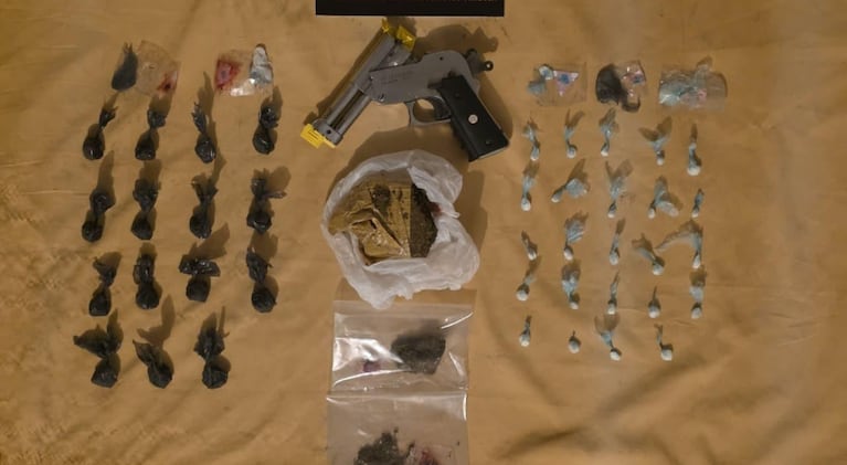 La droga secuestrada en dos domicilios de barrio Comercial.