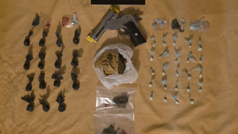 La droga secuestrada en dos domicilios de barrio Comercial.