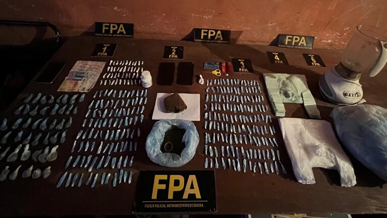 La droga secuestrada en el pool de barrio San Lucas.