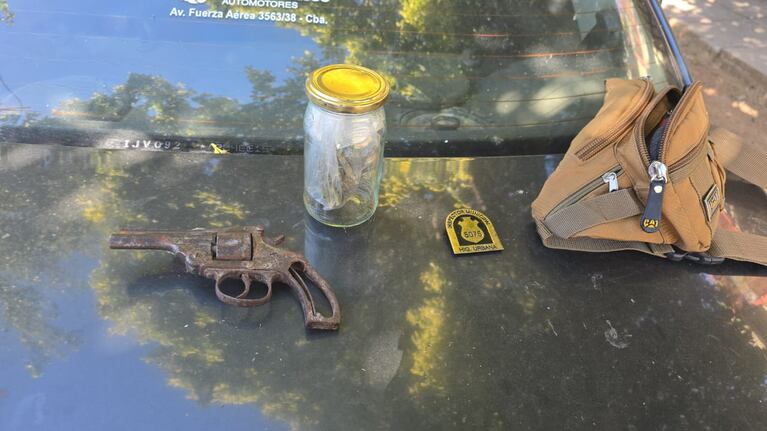 La droga y el arma que le hallaron al inspector municipal de Córdoba.
