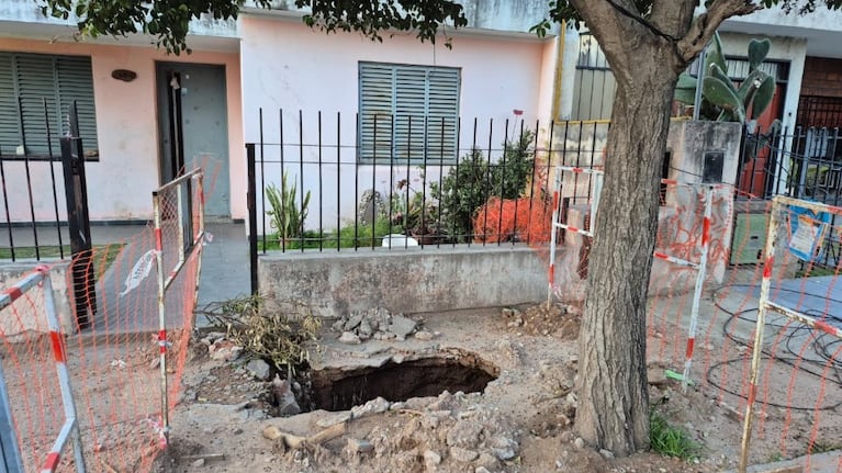 La dueña de la casa pide que le arreglen la vereda para evitar el hundimiento de su casa.