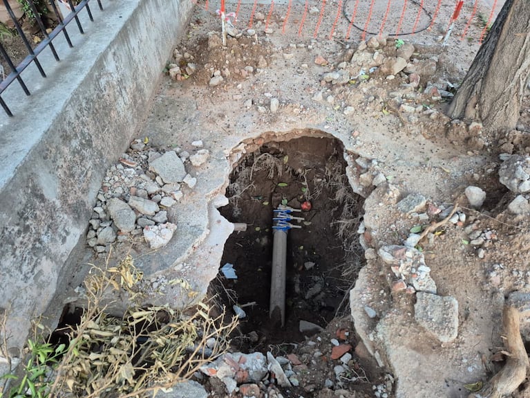 La dueña de la casa pide que le arreglen la vereda para evitar el hundimiento de su casa.