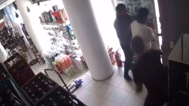 La dueña y un vecino forcejearon con los ladrones.