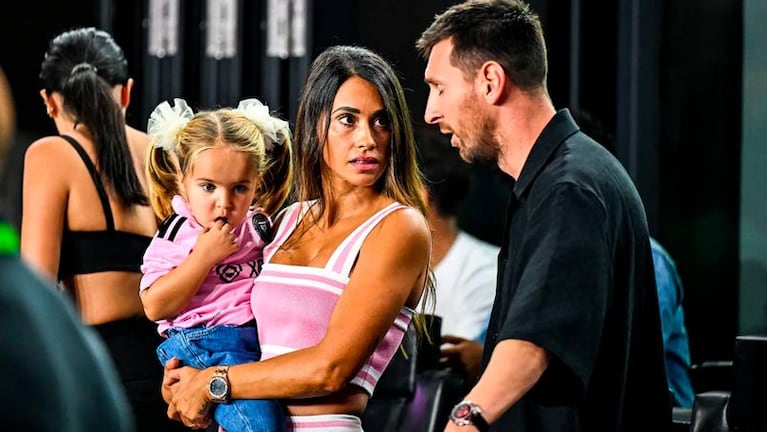 La dulce foto Antonela y Messi con una nena tras la revelación del 10