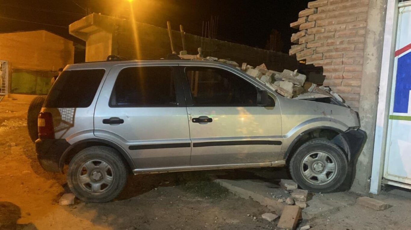 La EcoSport del hombre de 54 años quedó incrustada en el paredón de una casa ubicada en Centenario, Neuquén. (Foto: Centenario Digital)