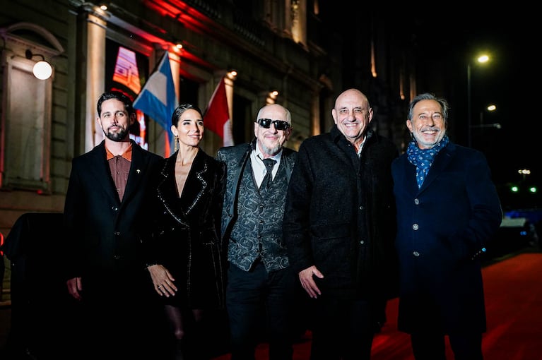 La elegancia de la alfombra roja de los Premios Sur en el Teatro Libertador.