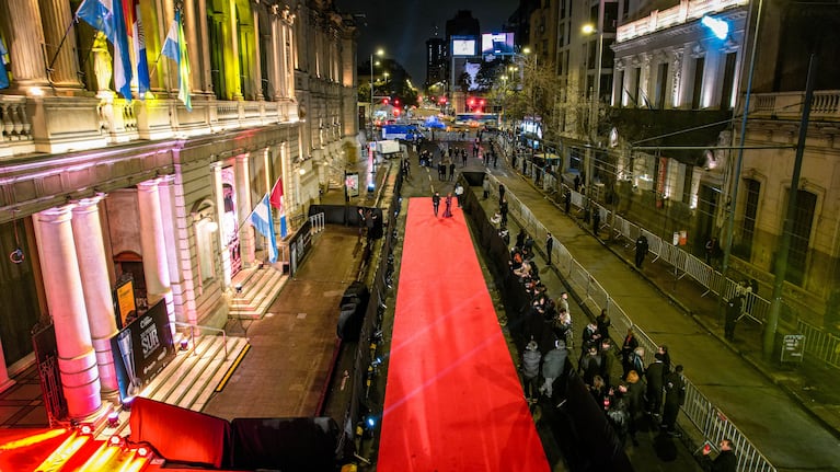 La elegancia de la alfombra roja de los Premios Sur en el Teatro Libertador.