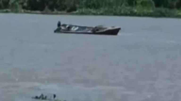 La embarcación fue encontrada flotando sin rumbo, con los cuerpos y un animal muerto en su interior.