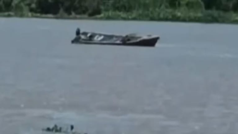 La embarcación fue encontrada flotando sin rumbo, con los cuerpos y un animal muerto en su interior.