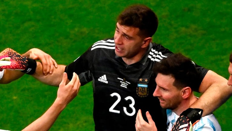 La emoción de Dibu Martínez, abrazado a Lionel Messi, tras la clasificación a la final.