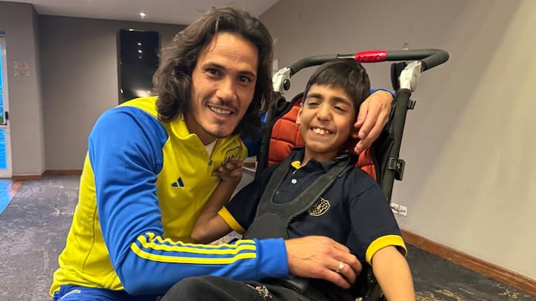 La emoción de Isaías al encontrarse con Edinson Cavani.