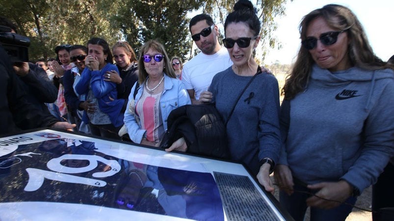 La emoción de la madre al recibir la camiseta de su hijo firmada.