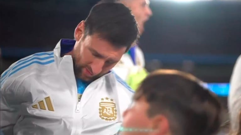 La emoción de Messi en el himno cantad por Euge Quevedo.