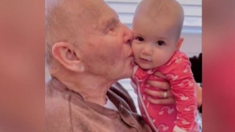 La emoción del abuelo en un video.