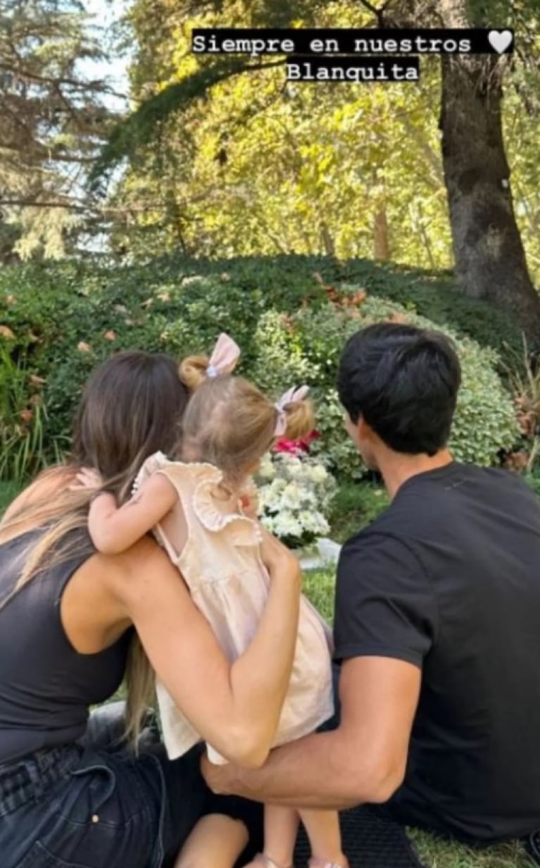 La emotiva foto de Pampita y su beba Ana en la tumba de su hija, Blanca Vicuña