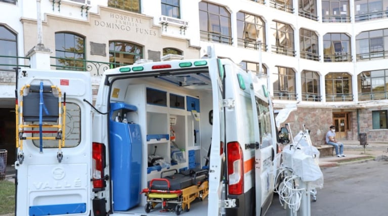 La empleada no docente fue internada en el Hospital Domingo Funes.
