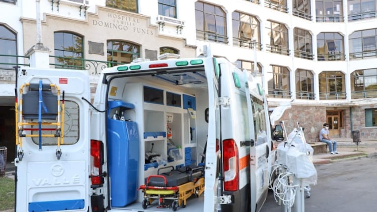 La empleada no docente fue internada en el Hospital Domingo Funes.