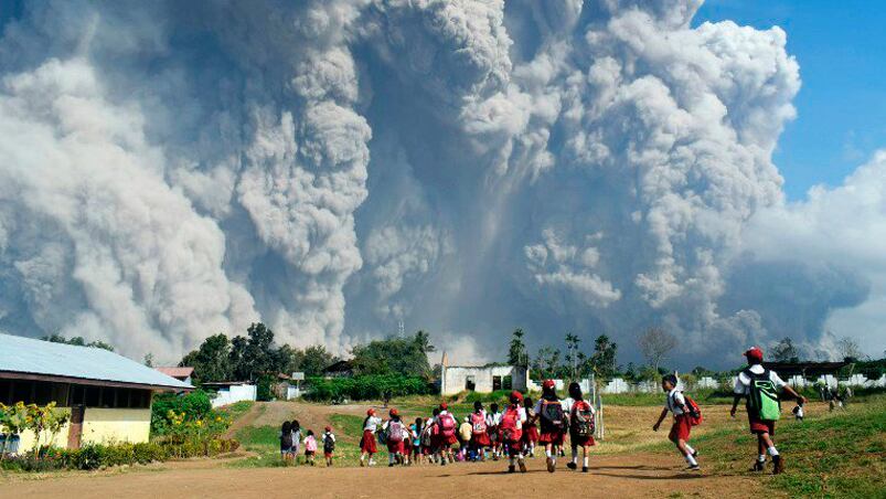 La enorme nube de ceniza caliente tiene siete kilómetros de altura.