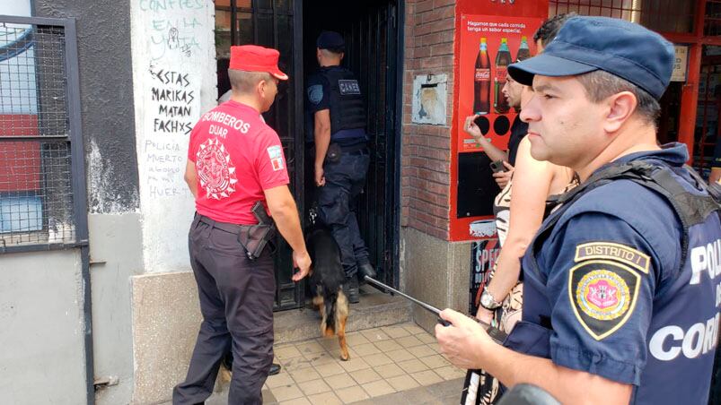 La entrada al edificio donde se encontró sangre de la docente. Foto: Julieta Pelayo/ElDoce.