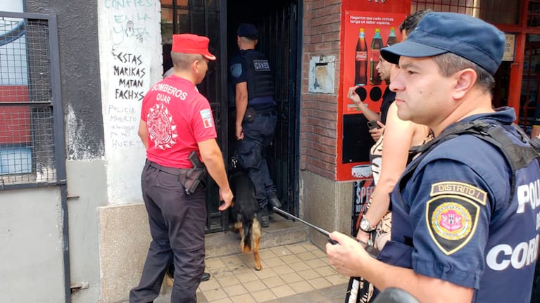 La entrada al edificio donde se encontró sangre de la docente. Foto: Julieta Pelayo/ElDoce.