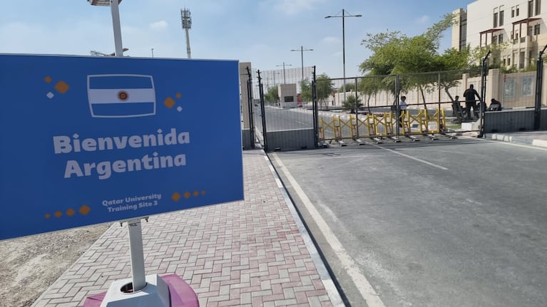 La entrada de la Universidad de Qatar, búnker de la Selección. Foto: Lucio Casalla/El Doce.