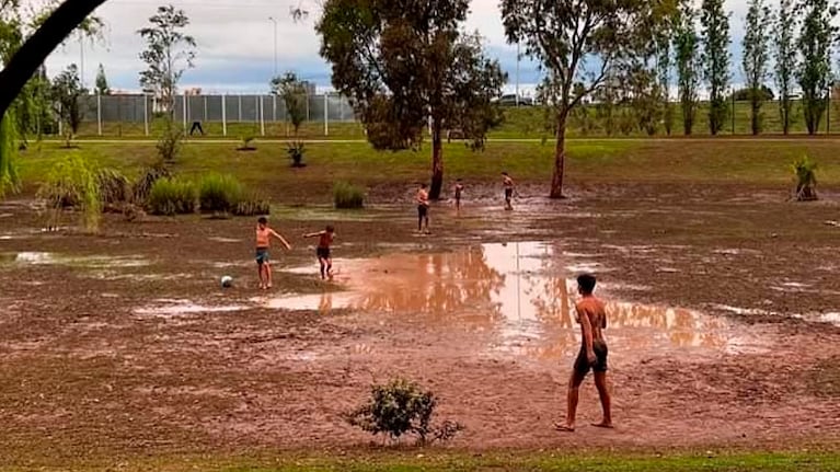 La épica escena de un potrero embarrado en Córdoba.