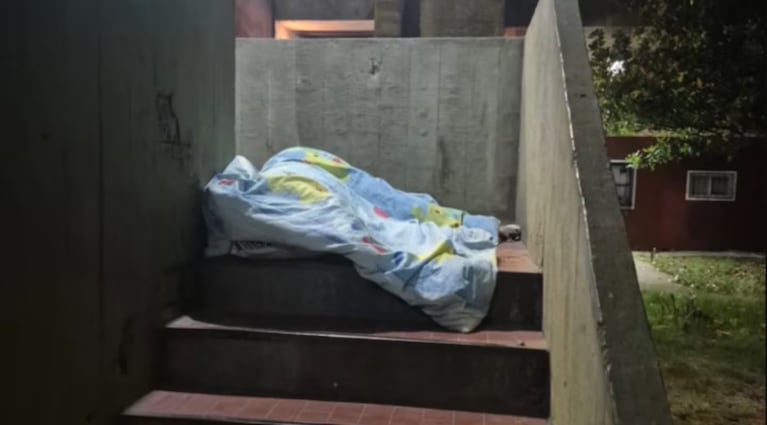 La escalera del monoblock donde quedó tendido el cuerpo de Daniel Ramírez tras el ataque a tiros en La Plata.