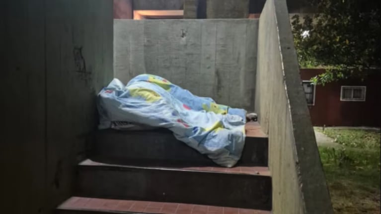 La escalera del monoblock donde quedó tendido el cuerpo de Daniel Ramírez tras el ataque a tiros en La Plata.