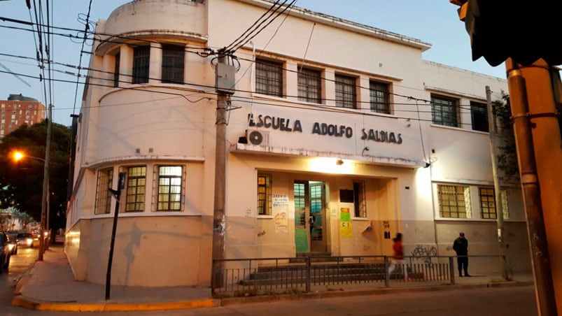 La escena violenta ocurrió frente a la escuela Saldías.