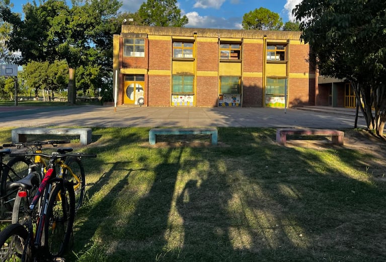 La escuela Mariano Moreno, el lugar del brutal tiroteo fatal en la localidad santafesina de San Cristóbal.
