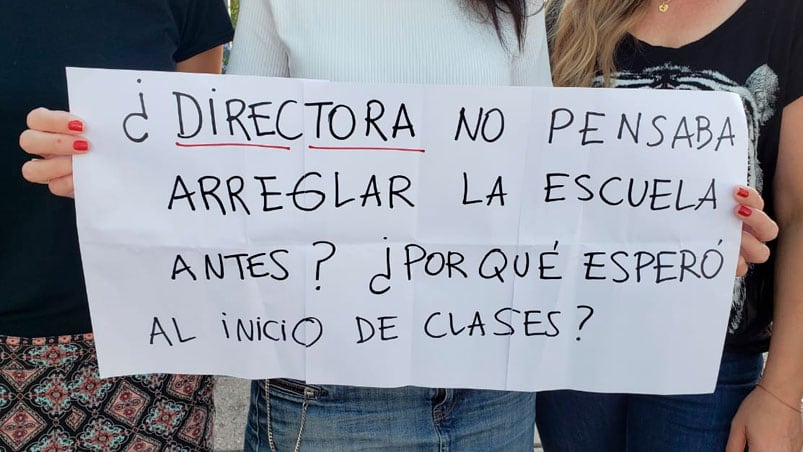 La escuela sigue cerrada y los padres exigen una solución rápida.