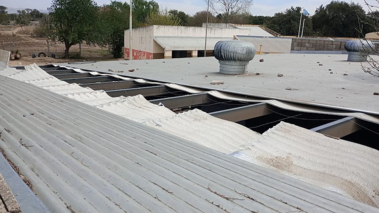 La escuela sufrió el robo de una parte del techo de un aula.