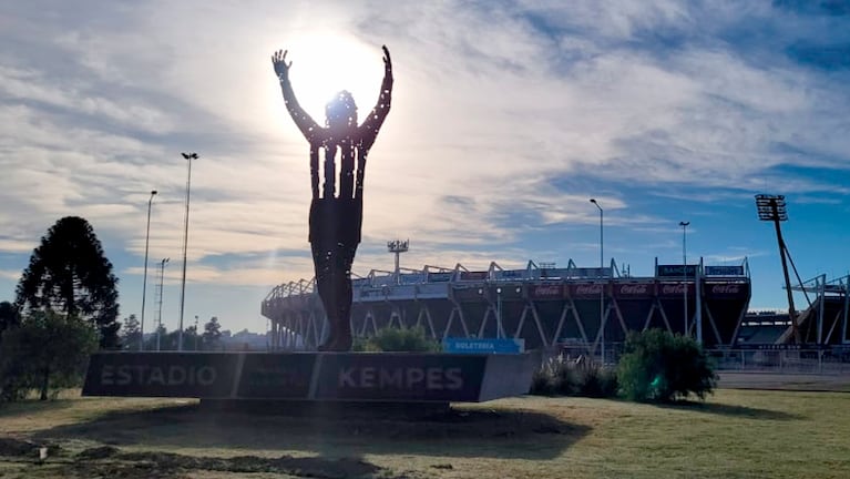 La escultura de Kempes instalada en el estadio que lleva su nombre.