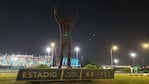 La escultura de Mario Kempes, al pie del estadio homónimo. Foto: Néstor Ghino/El Doce.