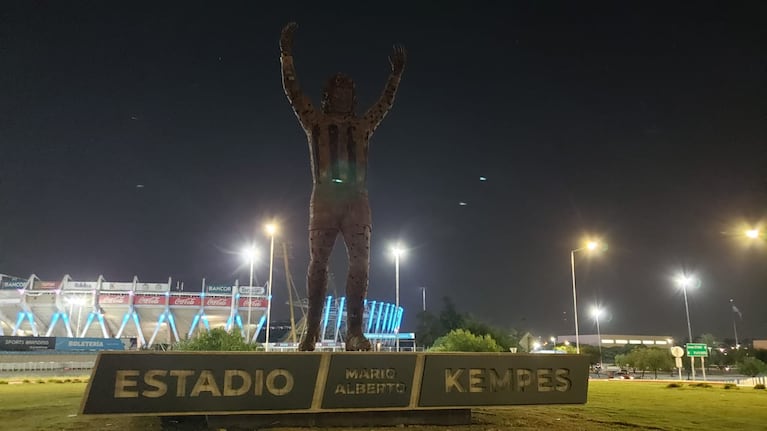 La escultura de Mario Kempes, al pie del estadio homónimo. Foto: Néstor Ghino/El Doce.