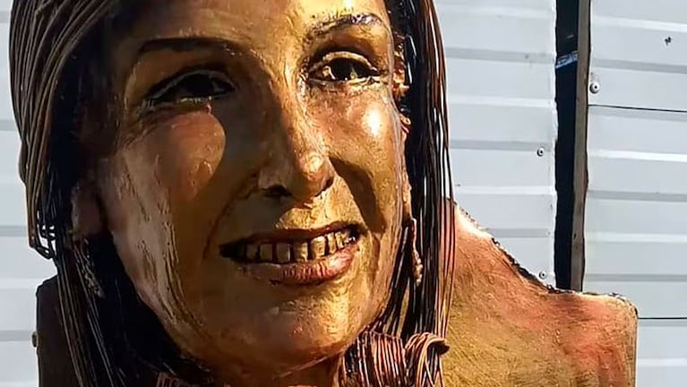 La escultura de Mirtha Legrand en Villa Cañás.